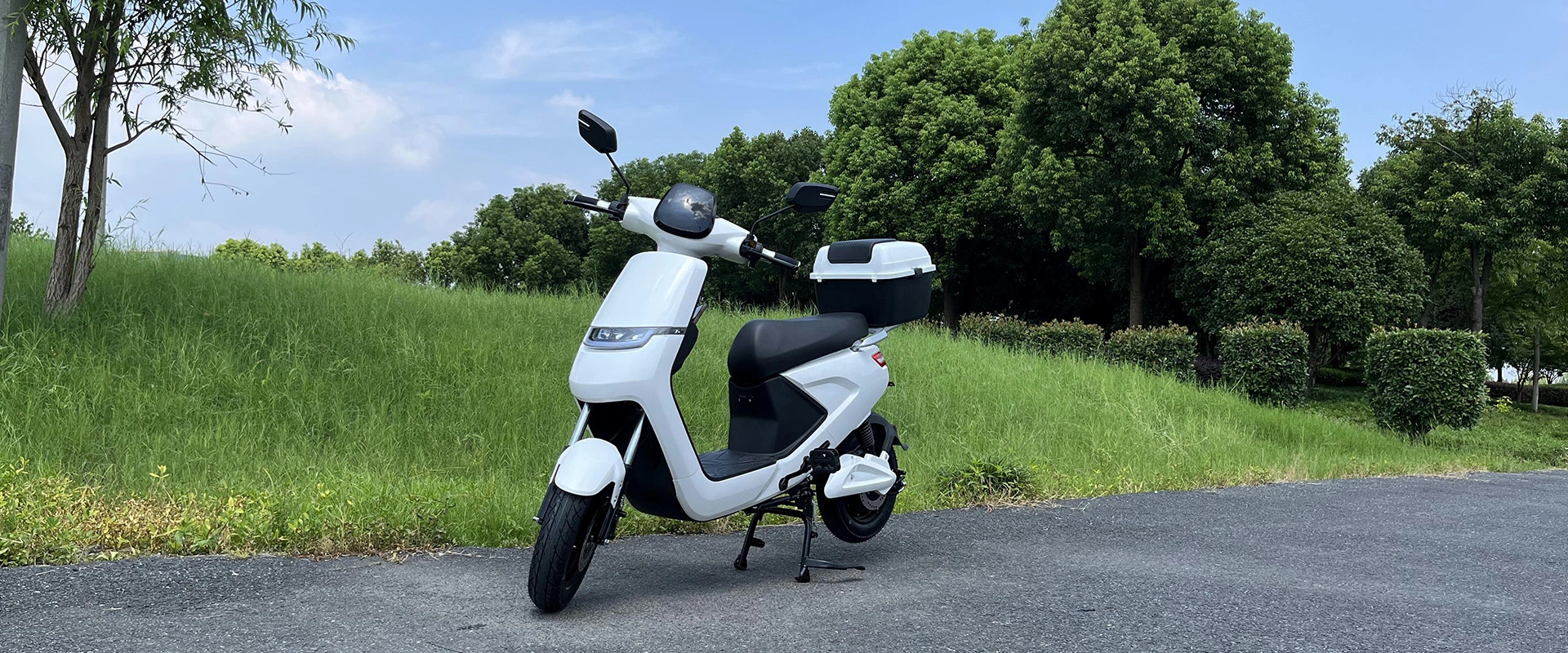 lantu-electric-moped-with-pedals (1).webp