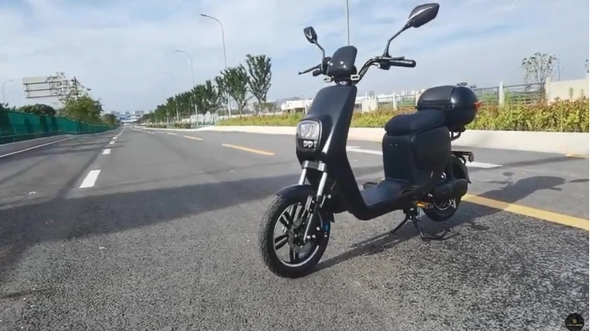 Scooter per pendolari con pedalata assistita