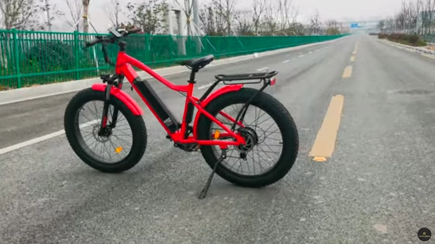 Bici elettrica da uomo con pneumatici grassi rossi