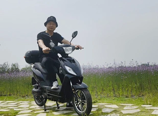 Sano ed ecologico: un viaggio in bicicletta verde con uno Scooter elettrico con pedali per adulti