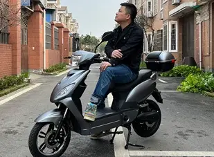 Scooter elettrico con pedali per adulti: una nuova scelta per i viaggi verdi